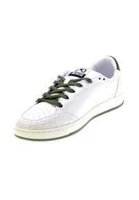 Sneaker bianco con texture screpolata sulla punta, lacci verde scuro e un'etichetta con la scritta "Sneakers" sulla linguetta, inclinato a destra su sfondo bianco.
