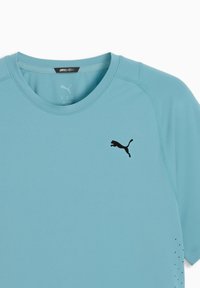 Hellblaues, kurzärmeliges Sportshirt mit kleinem schwarzem Puma-Logo auf der Brust und perforiertem Stoff für bessere Atmungsaktivität.