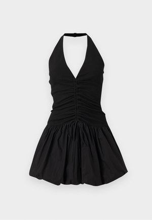 Czarna sukienka na ramiączkach z głębokim dekoltem w kształcie litery V, marszczonym biustem i rozkloszowanym dołem. Wykonana z miękkiego materiału o gładkiej fakturze z detalem w postaci sznurka.