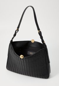 Borsa a tracolla in pelle intrecciata nera con una forma curva, dotata di chiusura in metallo dorato e spallacci regolabili. L'interno include etichetta del marchio.