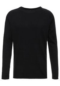 Chemise noire à manches longues en tissu lisse. Présente un col rond et un design simple et dépourvu d'ornements. Aucune texture ou accessoire visible.