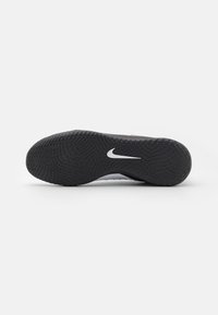Nike Performance PHANTOM GX 2 ACADEMY IC - Botines de fútbol sala - white/black/metallic gold coin