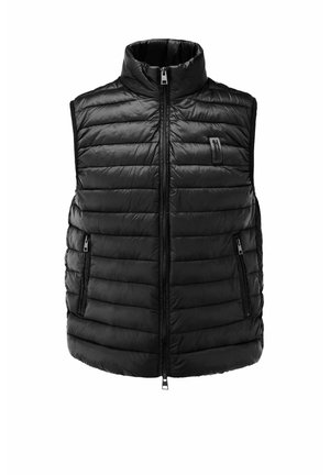 Czarna pikowana kamizelka bez rękawów z suwakiem z przodu, stójką, dwoma zapinanymi na suwak kieszeniami po bokach oraz małą naszywką z logo na piersi.