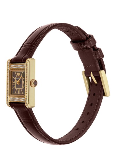 Rechthoekig horloge met een gouden metalen kast en een bruine leren band. De wijzerplaat heeft een donkere achtergrond met gouden accenten en een kristallen rand.