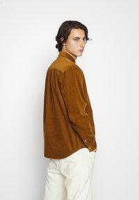Carhartt WIP MADISON SHIRT - Camisa - tawny