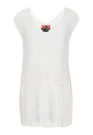Hvid strikket bluse med V-udskæring, korte ærmer, vertikale teksturerede striber og en løs pasform. Etiketten er synlig ved udskæringen.