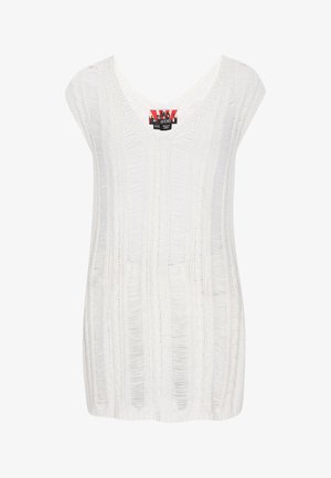 Bijela pletena majica s V-izrezom, kratkim rukavima, s vertikalnim teksturiranim prugama i slobodnim krojem. Oznaka vidljiva na izrezu.