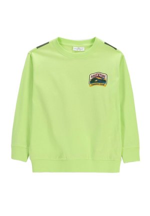 Jasnozielona bluza z długim rękawem z prążkowanymi mankietami i dołem, z małą naszywką "Adventure Fishing Club" na lewej piersi.