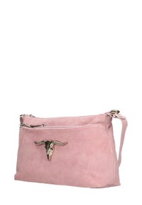 Borsa a tracolla in suede rosa con accentuazione in metallo argentato a forma di teschio di toro, chiusura con cerniera e tracolla rimovibile. Texture liscia e forma rettangolare snella.