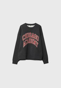 Sweat-shirt gris foncé à manches longues et col rond avec l'inscription « CHICAGO ACADEMY » en grandes lettres rouges et blanches de style universitaire sur le devant.