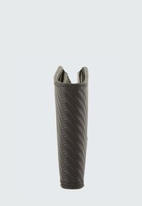 Chaussure en fibre de carbone noire avec un dessus ouvert, présentant une surface texturée et un bord inférieur lisse. Aucun matériel ou accent visible.