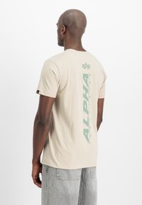 Alpha Industries BACK PRINT RUBBER  - Tričko s potlačou - organic beige