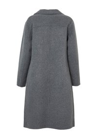 Lungo cappotto grigio in lana con un semplice design posteriore, taglio dritto e maniche lunghe, mostrato di schiena su uno sfondo bianco.