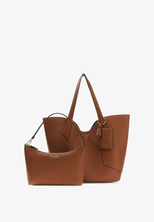 Deux sacs à main en cuir marron de la marque Guess, un grand cabas avec une étiquette et une petite pochette zippée, présentés sur un fond blanc.