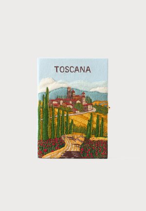Toscansk landskab med cypresser, bølgende bakker, en landsby med røde tage og en snoet vej, mærket "TOSCANA" øverst.