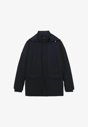 Granatowa zimowa kurtka z wysokim kołnierzem, dwoma przednimi kieszeniami z klapami, dwoma pionowymi bocznymi kieszeniami oraz długimi rękawami.