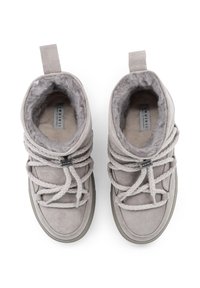 Graue Wildleder-Stiefeletten mit auffälliger Fellfütterung, geflochtenen Schnürsenkeln und einer Schlaufe an der Rückseite. Flache Gummisohle und minimalistisches Branding.