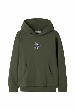 Sweat à capuche vert olive avec une poche kangourou à l'avant et un petit motif représentant une personne en skateboard au centre.