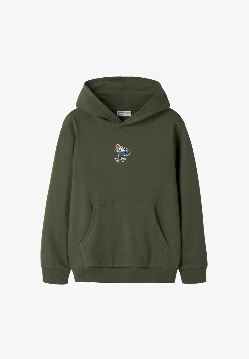 Sweat à capuche vert olive avec une poche kangourou à l'avant et un petit motif représentant une personne en skateboard au centre.