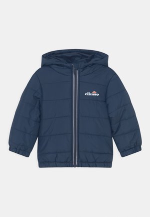 Doudoune à capuche bleu marine avec fermeture éclair devant et logo ellesse blanc sur la poitrine, poignets élastiques et matelassage horizontal.