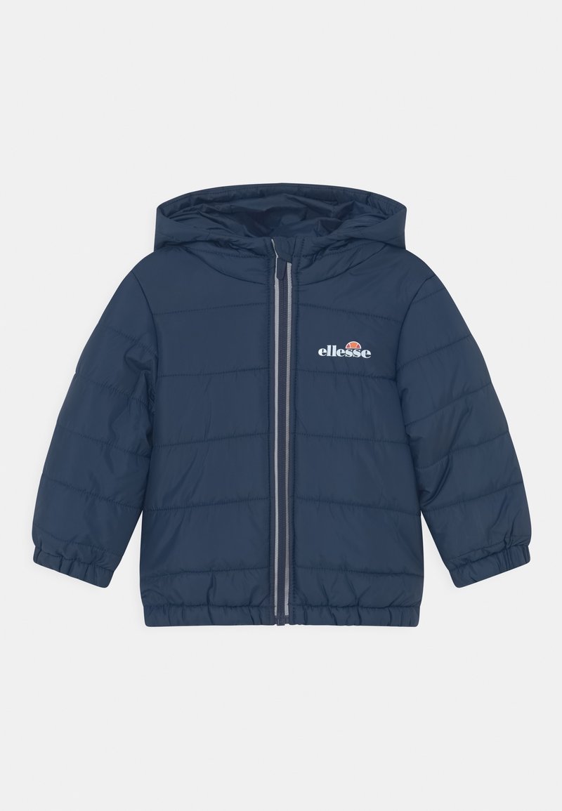 Doudoune à capuche bleu marine avec fermeture éclair devant et logo ellesse blanc sur la poitrine, poignets élastiques et matelassage horizontal.