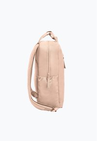 Zaino beige mostrato di lato con una maniglia superiore, spallacci, una cerniera e una piccola tasca frontale.