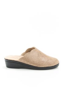 Scarpe slip-on in tessuto beige con bordi leggermente scallopati, soletta imbottita e suola in gomma nera, con una finitura texturizzata.