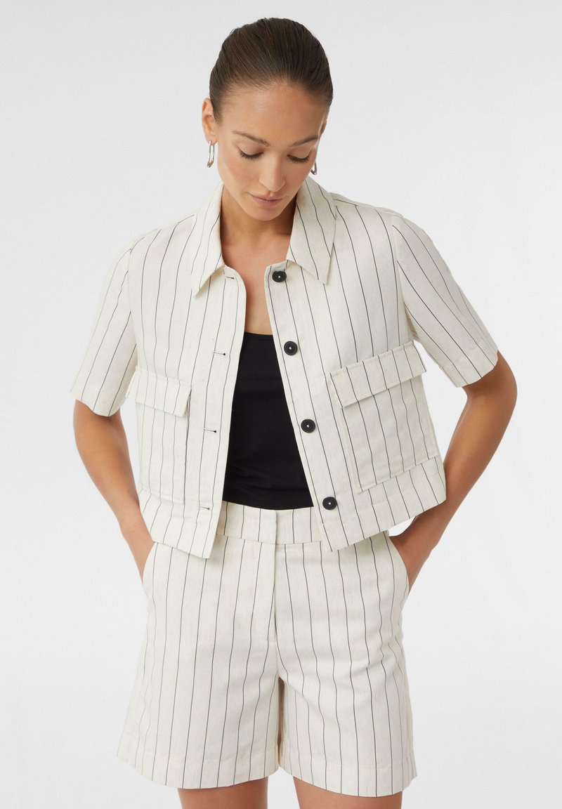 Gestreifte, kurz geschnittene Jacke in Creme und Marineblau, mit kurzen Ärmeln, Knopfleiste und zwei vorderen Taschen, kombiniert mit passenden Shorts.