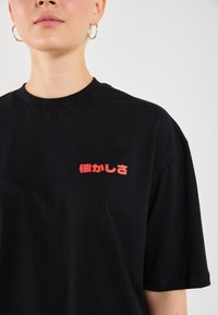 YOURTURN UNISEX - Nyomott mintás póló - true black