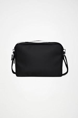 Borsa a tracolla nera realizzata in materiale liscio, con forma rettangolare, manico superiore e tracolla regolabile. Design semplice.