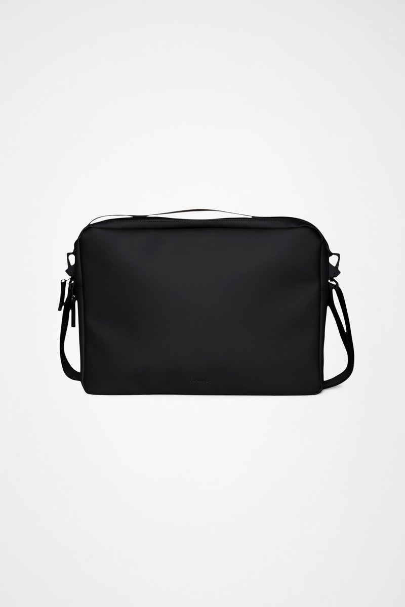 Borsa a tracolla nera realizzata in materiale liscio, con forma rettangolare, manico superiore e tracolla regolabile. Design semplice.