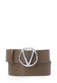 Brauner Ledergürtel mit einer runden silbernen Logo-Schnalle, die ein markantes "V"-Design aufweist. Strukturierte Oberfläche und flacher Riemen.
