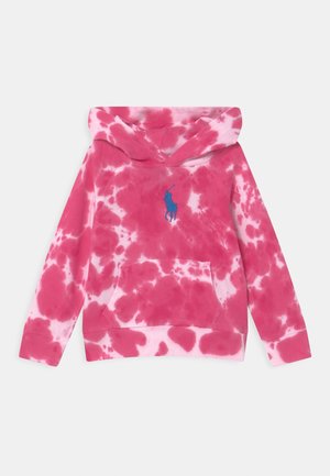 Sudadera con capucha rosa teñida con efecto tie-dye que cuenta con un bolsillo tipo canguro, capucha ajustable y un logo bordado en azul en el pecho. Material suave, similar a la felpa.