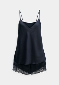 Camisón de satén negro con tirantes ajustables y escote en V, combinado con pantalones cortos a juego que presentan un borde de encaje con volantes en el dobladillo.
