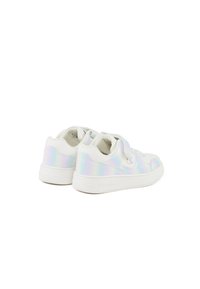 Weiße Sneakers mit irisierendem Finish, ausgestattet mit einem Klettverschluss und einer strukturierten Gummisohle. Logodetails an der Seite.