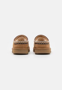 UGG TASMAN II UNISEX - Lahtised kingad - chestnut