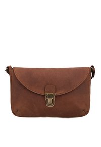 Hnedá kožená taška na rameno s okrúhlou klapkou a uzatváraním na starožitný mosadzný hák, jednoduchý dizajn a nastaviteľné popruhy na bočných stranách.