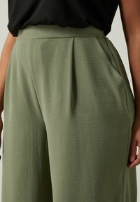 Evans CROPPED - Broek - green
