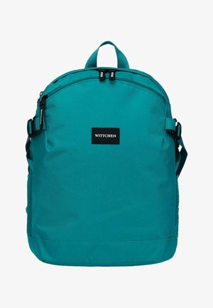 Zaino turchese realizzato in tessuto resistente, con un design arrotondato, cerniere frontali, tasche laterali in rete e un'etichetta nera del marchio.