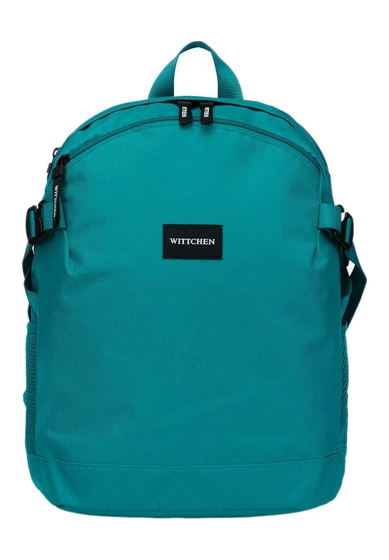 Mochila azul verdosa hecha de un tejido duradero, con un diseño redondeado, cremalleras frontales, bolsillos de malla laterales y una etiqueta de marca negra.