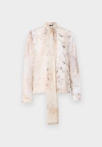 Langärmlige Bluse mit beigem und hellbraunem abstraktem Tierdruck und einem langen gebundenen Schal-Kragen-Detail, auf einem weißen Hintergrund präsentiert.
