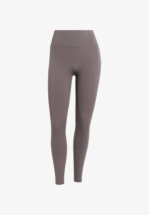 Hnědé legíny s vysokým pasem vyrobené z elastické látky, které mají hladkou texturu a boční kapsy pro větší pohodlí.