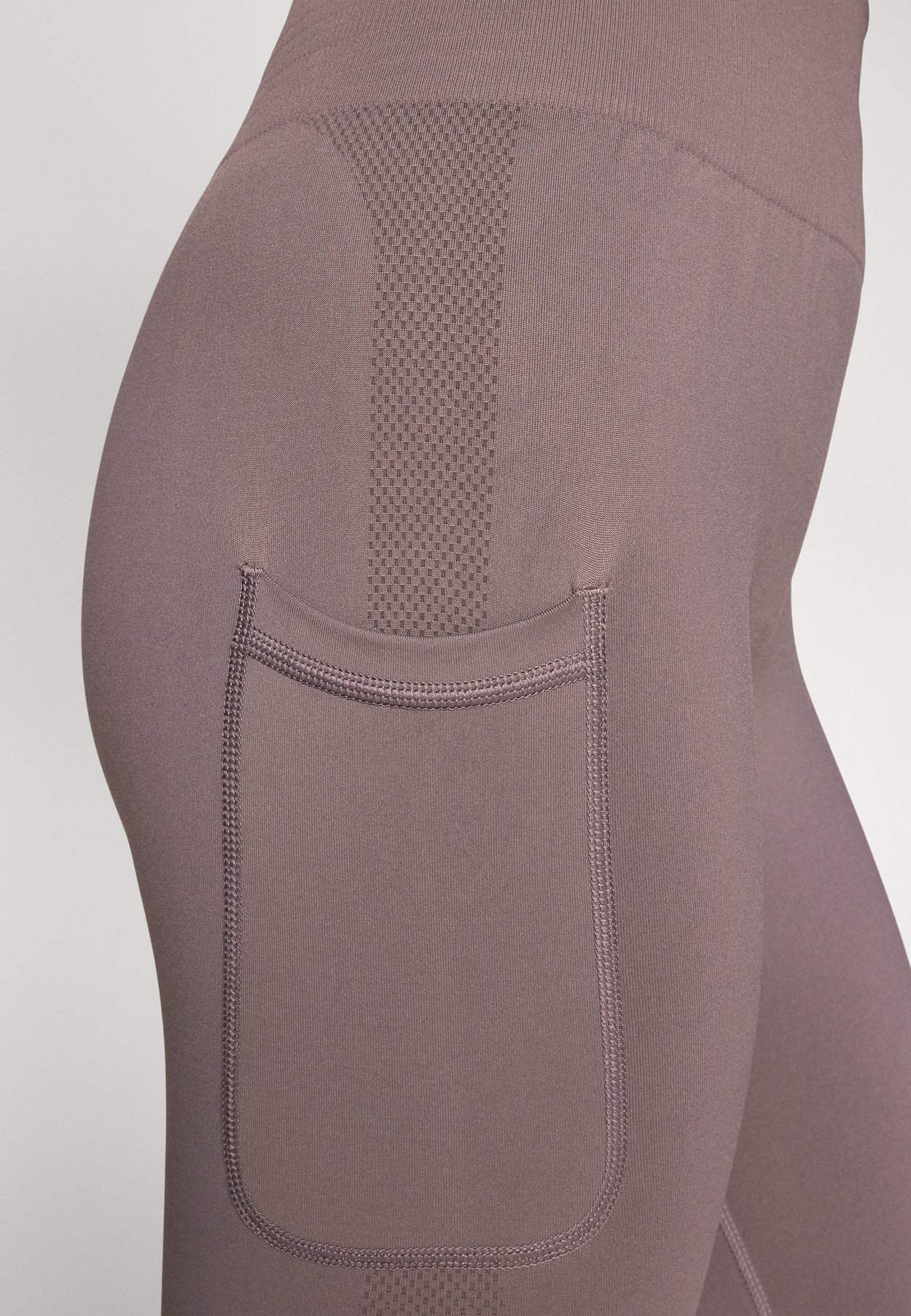 DEFINE SEAMLESS POCKET