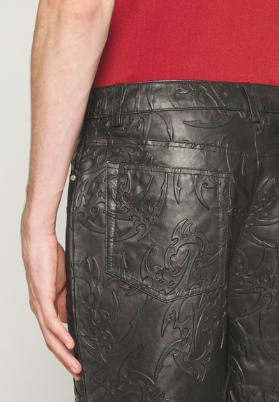 Han Kjøbenhavn EMBOSSED TRIBAL - Δερμάτινο παντελόνι - black