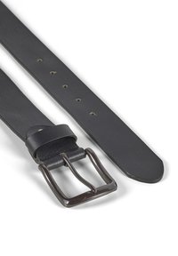 Svart läderbälte med en slät yta, försett med en metallisk rektangulär spänne och hål för storleksjustering. Ändarna har en rundad form.