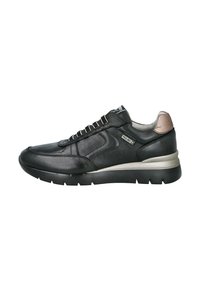 Zapatillas de cuero negro con un diseño de perfil bajo, que presentan un acento plateado en el talón, cordones planos y una suela de goma texturizada.