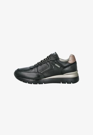 Zapatillas de cuero negro con un diseño de perfil bajo, que presentan un acento plateado en el talón, cordones planos y una suela de goma texturizada.