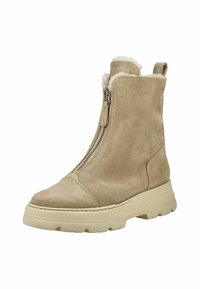 Botín de ante beige hasta el tobillo con un acabado texturizado, cremallera lateral y una suela gruesa color crema. Presenta un suave forro de piel en la abertura.