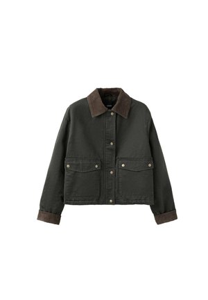 Chaqueta corta verde oscuro con cuello y puños de pana marrón, botones de presión delanteros y dos grandes bolsillos con solapa y botones.
