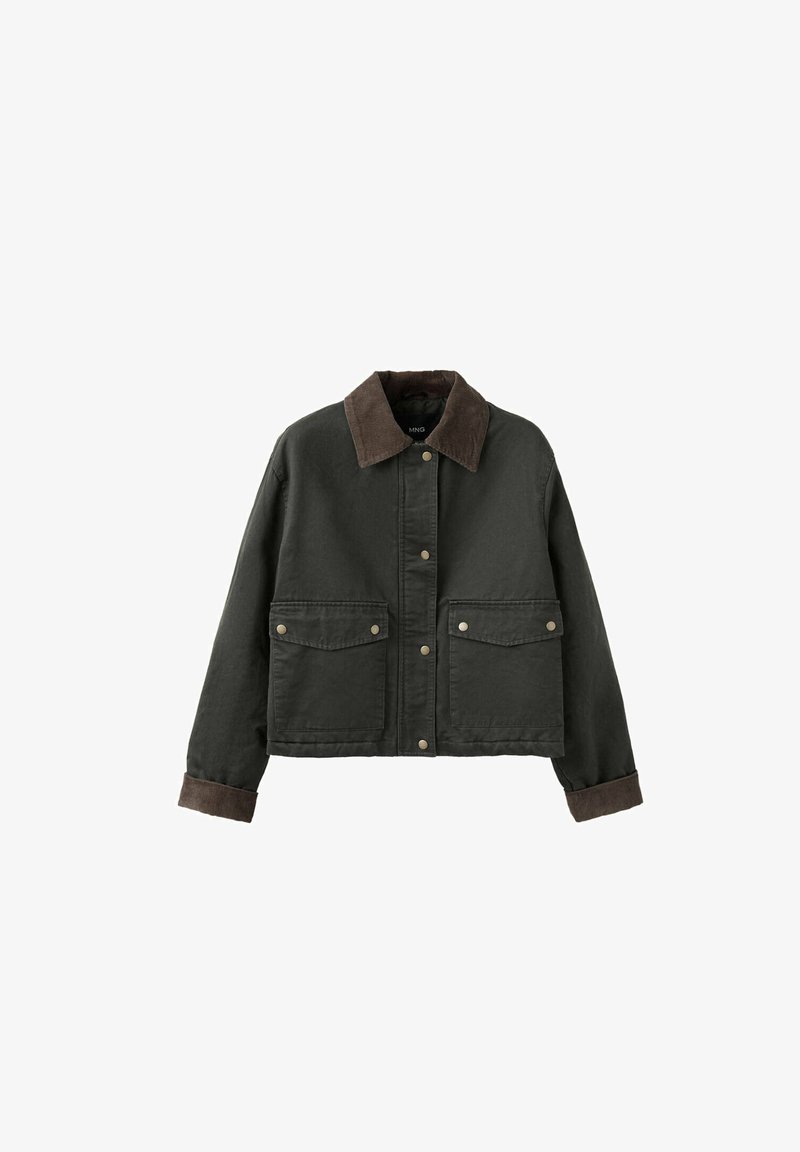 Veste courte vert foncé avec col et poignets en velours côtelé marron, boutons-pression devant, et deux grandes poches à rabat avec boutons.